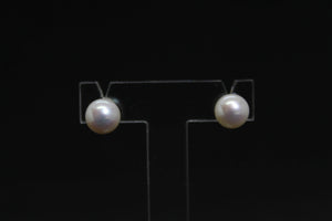 Boucles d'oreilles puces avec perles blanches en argent 925