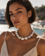 Charger l'image dans la galerie, Collier TEHANI – Perles baroques blanches &amp; fermoir plaqué or 18K