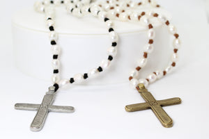 Collier CROIX DORÉ – Perles baroques & pendentif en laiton africain