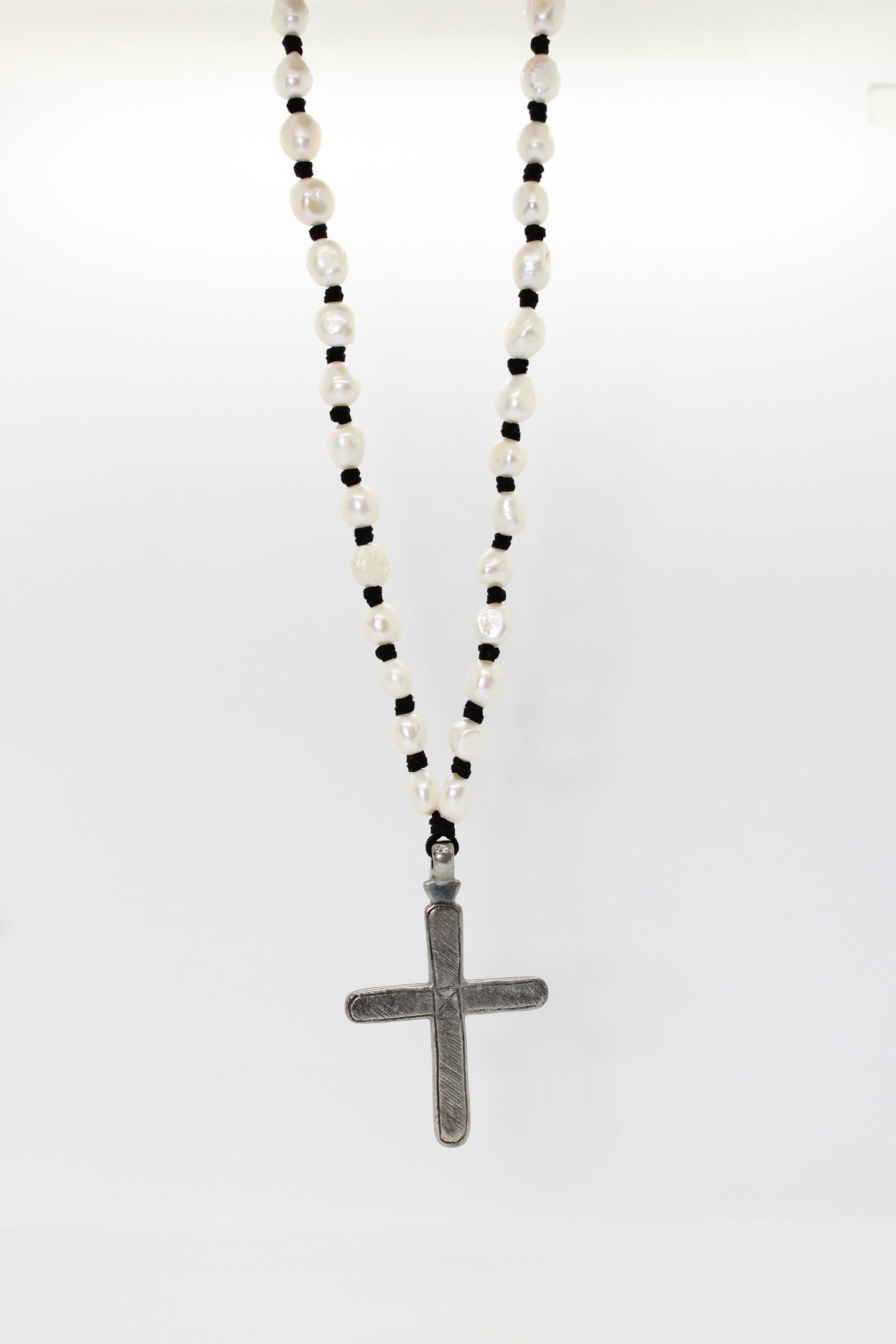 Collier CROIX ARGENT – Perles baroques & pendentif en laiton gravé