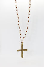 Charger l&#39;image dans la galerie, Collier CROIX DORÉ – Perles baroques &amp; pendentif en laiton africain