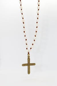 Collier CROIX DORÉ – Perles baroques & pendentif en laiton africain