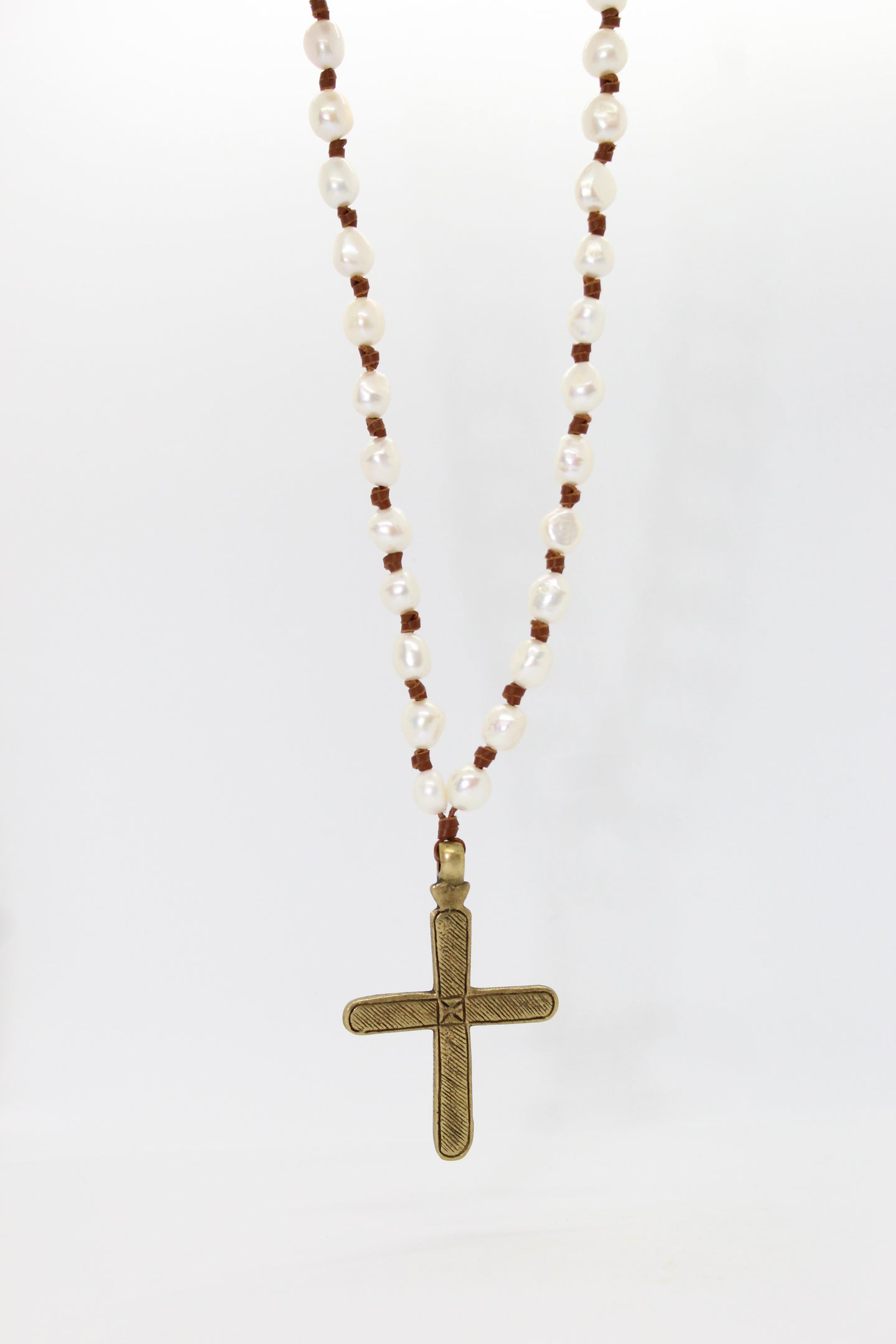 Collier CROIX DORÉ – Perles baroques & pendentif en laiton africain