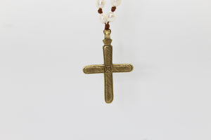 Collier CROIX DORÉ – Perles baroques & pendentif en laiton africain