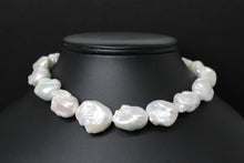 Charger l&#39;image dans la galerie, Collier TEHANI – Perles baroques blanches &amp; fermoir plaqué or 18K