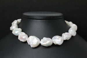 Collier TEHANI – Perles baroques blanches & fermoir plaqué or 18K