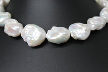 Charger l&#39;image dans la galerie, Collier TEHANI – Perles baroques blanches &amp; fermoir plaqué or 18K