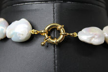 Charger l&#39;image dans la galerie, Collier TEHANI – Perles baroques blanches &amp; fermoir plaqué or 18K