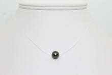 Charger l&#39;image dans la galerie, Collier invisible TAHITI – Perle noire de Tahiti sur fil nylon &amp; fermoir plaqué or 14K
