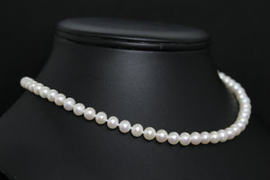 Collier UNISEXE – Perles blanches d’eau douce & fermoir en or 18k