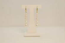 Charger l'image dans la galerie, Boucles d’oreilles longues – Perles blanches d’eau douce &amp; plaqué or 18K
