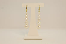 Charger l'image dans la galerie, Boucles d’oreilles longues – Perles blanches d’eau douce &amp; plaqué or 18K
