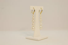 Charger l'image dans la galerie, Boucles d’oreilles longues – Perles blanches d’eau douce &amp; plaqué or 18K