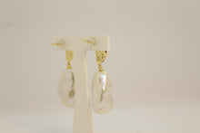 Charger l'image dans la galerie, Boucles d'Oreille Perles Baroques Blanches — Puce Dorée Martelée