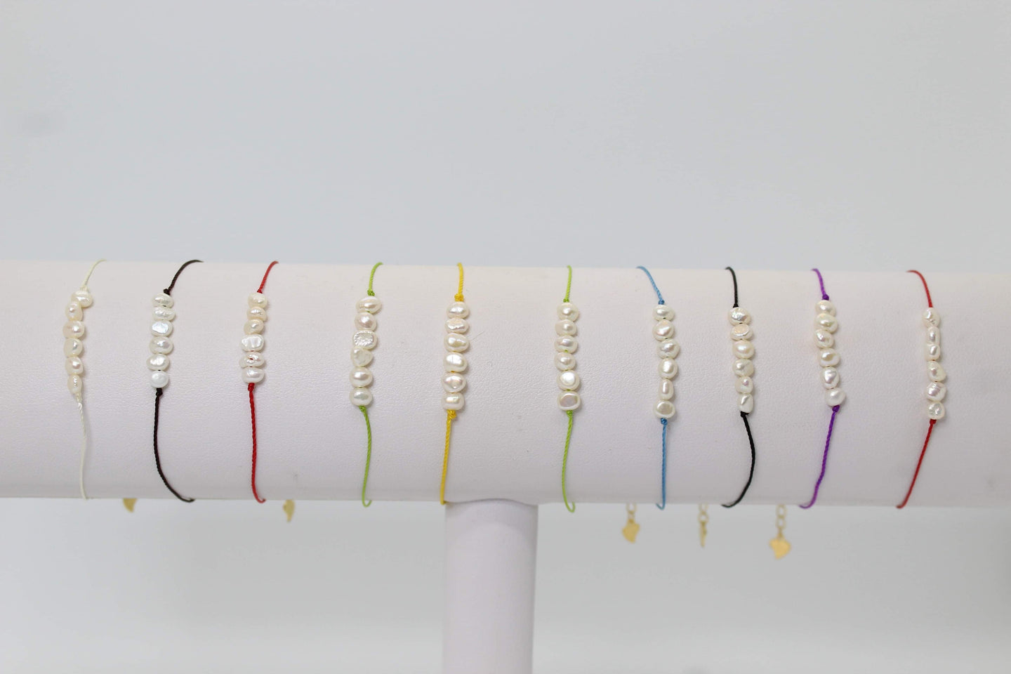 Bracelet en fil coloré – Perles baroques d’eau douce & métal doré