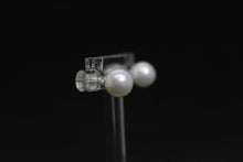 Charger l&#39;image dans la galerie, Boucles d&#39;oreilles puces avec perles blanches en argent 925