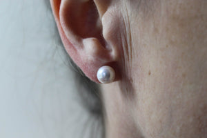 Boucles d'oreilles puces avec perles blanches en argent 925
