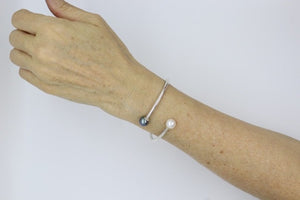 Bracelet rigide avec perle noire er perle blanche  en Argent rodhié 925