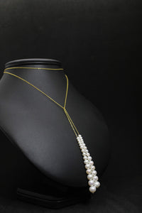 Collier cravate chaîne fine et perles